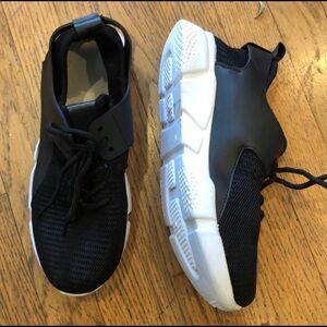 ATHLETIC SHOES- hardly worn🤩🤩🤩like NEW!
